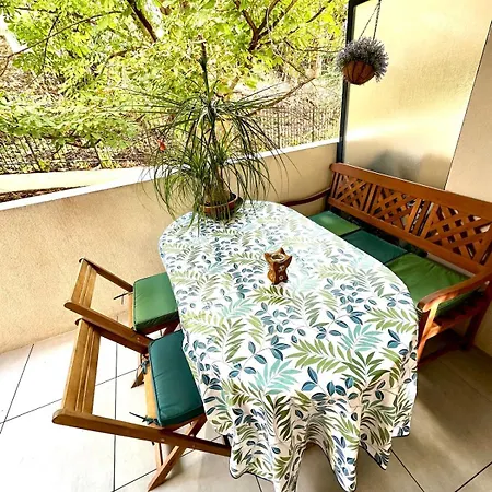 Calme Et Climatise Avec Terrasse Appartement *